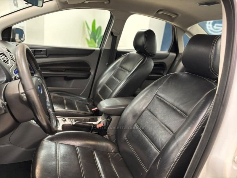 FORD FOCUS 1.6 S SEDAN 16V 2010/2011 LUIGGI AUTOMÓVEIS CARLOS BARBOSA / Carros no Vale FORD FOCUS 1.6 S SEDAN 16V 2010/2011 LUIGGI AUTOMÓVEIS CARLOS BARBOSA / Carros no Vale