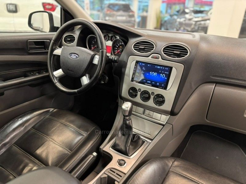FORD FOCUS 1.6 S SEDAN 16V 2010/2011 LUIGGI AUTOMÓVEIS CARLOS BARBOSA / Carros no Vale FORD FOCUS 1.6 S SEDAN 16V 2010/2011 LUIGGI AUTOMÓVEIS CARLOS BARBOSA / Carros no Vale