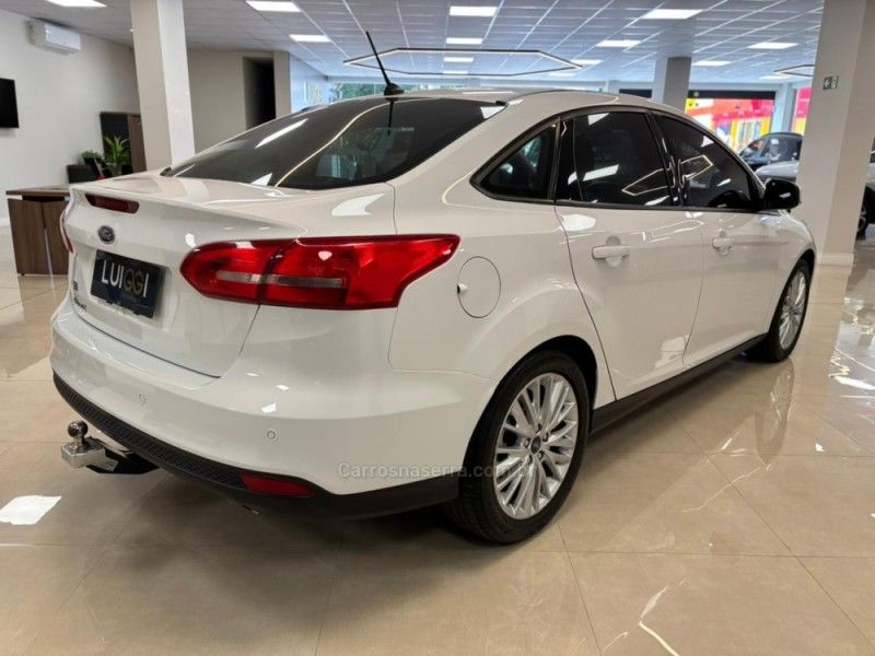 FORD FOCUS 2.0 SE FASTBACK 16V 2018/2018 LUIGGI AUTOMÓVEIS CARLOS BARBOSA / Carros no Vale
