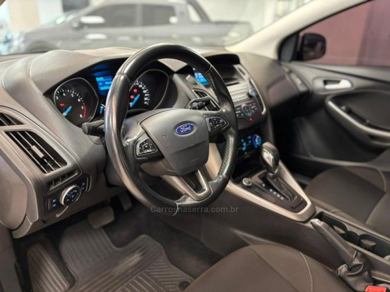 FORD FOCUS 2.0 SE FASTBACK 16V 2018/2018 LUIGGI AUTOMÓVEIS CARLOS BARBOSA / Carros no Vale