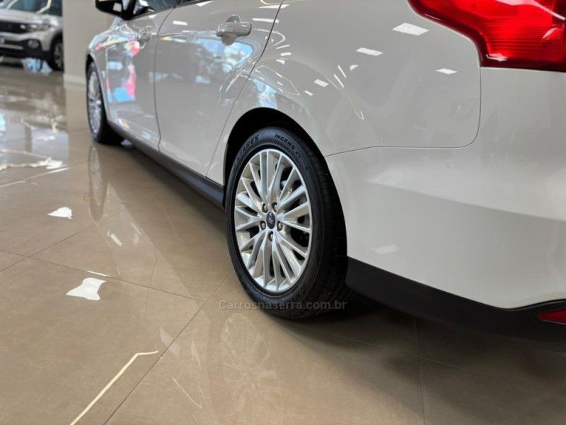 FORD FOCUS 2.0 SE FASTBACK 16V 2018/2018 LUIGGI AUTOMÓVEIS CARLOS BARBOSA / Carros no Vale