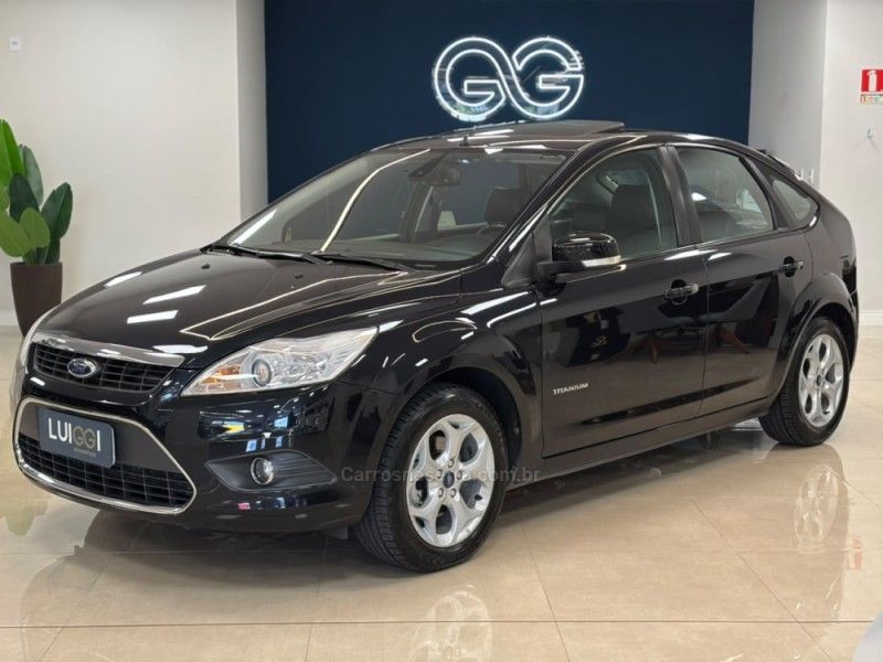 FORD FOCUS 2.0 TITANIUM HATCH 16V 2013/2013 LUIGGI AUTOMÓVEIS CARLOS BARBOSA / Carros no Vale