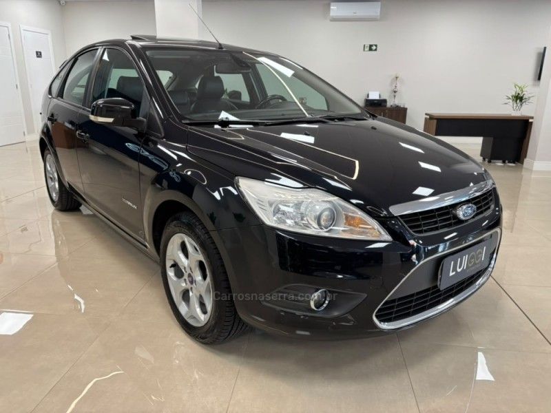 FORD FOCUS 2.0 TITANIUM HATCH 16V 2013/2013 LUIGGI AUTOMÓVEIS CARLOS BARBOSA / Carros no Vale