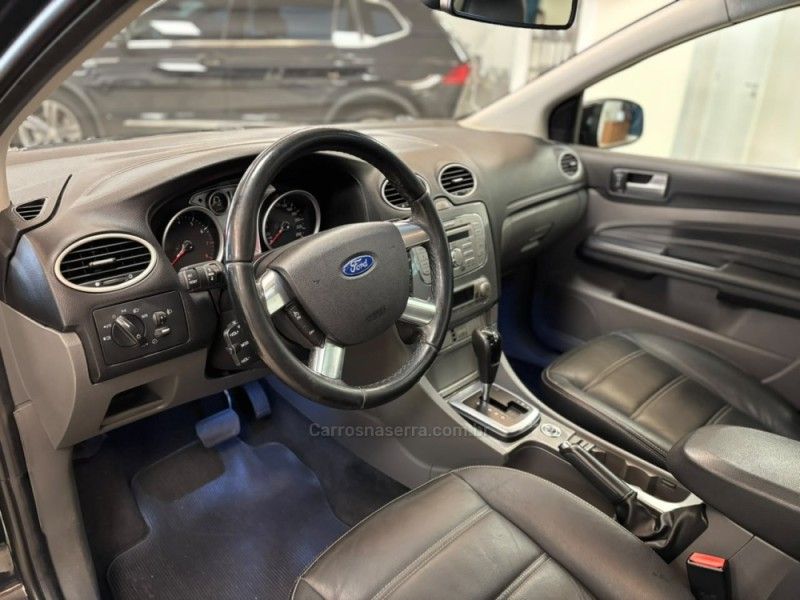 FORD FOCUS 2.0 TITANIUM HATCH 16V 2013/2013 LUIGGI AUTOMÓVEIS CARLOS BARBOSA / Carros no Vale
