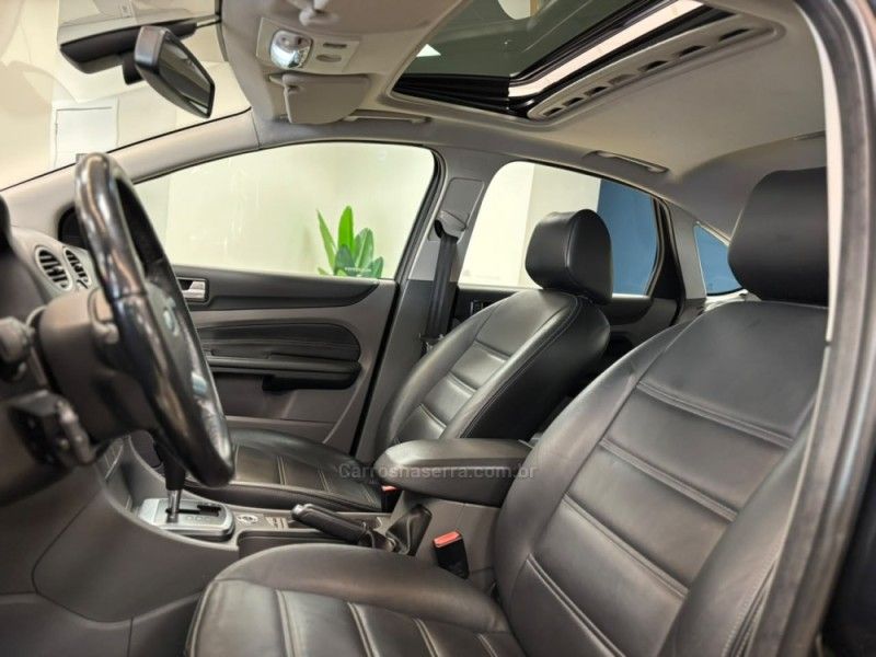 FORD FOCUS 2.0 TITANIUM HATCH 16V 2013/2013 LUIGGI AUTOMÓVEIS CARLOS BARBOSA / Carros no Vale