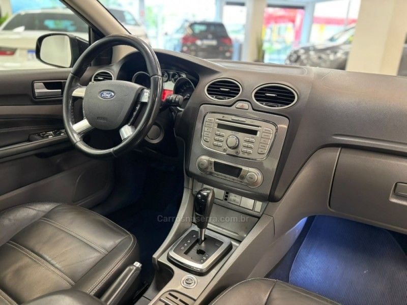 FORD FOCUS 2.0 TITANIUM HATCH 16V 2013/2013 LUIGGI AUTOMÓVEIS CARLOS BARBOSA / Carros no Vale