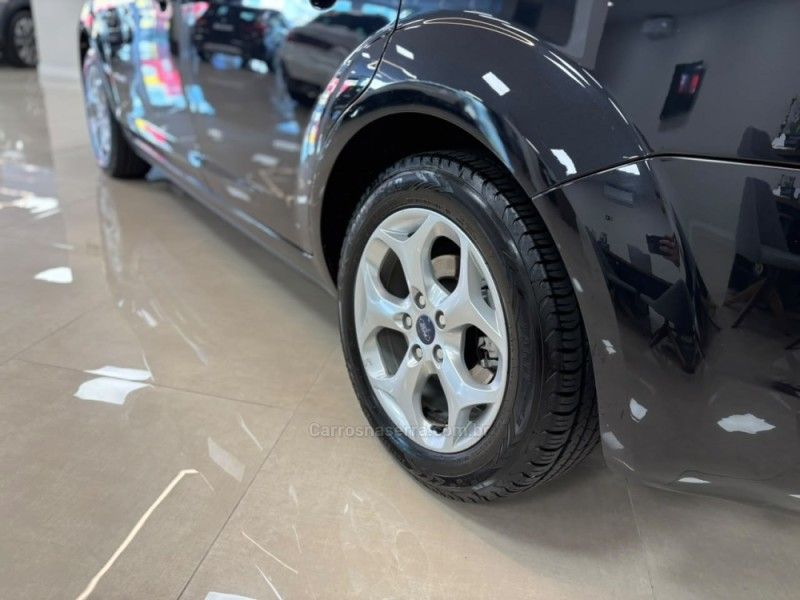 FORD FOCUS 2.0 TITANIUM HATCH 16V 2013/2013 LUIGGI AUTOMÓVEIS CARLOS BARBOSA / Carros no Vale