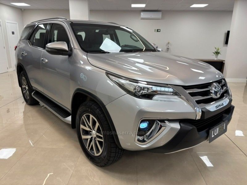 TOYOTA HILUX SW4 2.8 SRX 4X4 16V TURBO INTERCOOLER 2018/2018 LUIGGI AUTOMÓVEIS CARLOS BARBOSA / Carros no Vale TOYOTA HILUX SW4 2.8 SRX 4X4 16V TURBO INTERCOOLER 2018/2018 LUIGGI AUTOMÓVEIS CARLOS BARBOSA / Carros no Vale