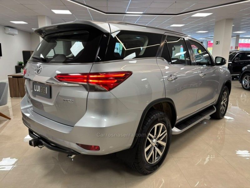 TOYOTA HILUX SW4 2.8 SRX 4X4 16V TURBO INTERCOOLER 2018/2018 LUIGGI AUTOMÓVEIS CARLOS BARBOSA / Carros no Vale TOYOTA HILUX SW4 2.8 SRX 4X4 16V TURBO INTERCOOLER 2018/2018 LUIGGI AUTOMÓVEIS CARLOS BARBOSA / Carros no Vale