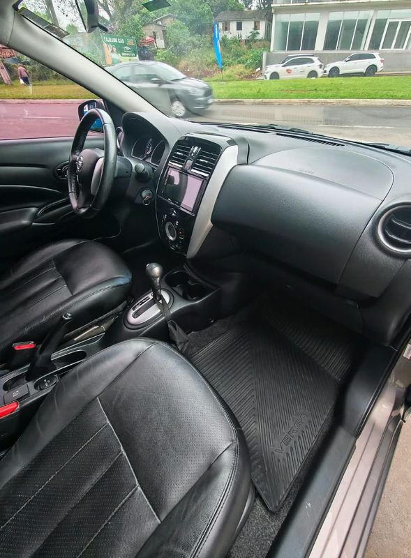Nissan VERSA SL 1.6 16V FlexStart 2016/2017 RENNER AUTOMÓVEIS LAJEADO / Carros no Vale