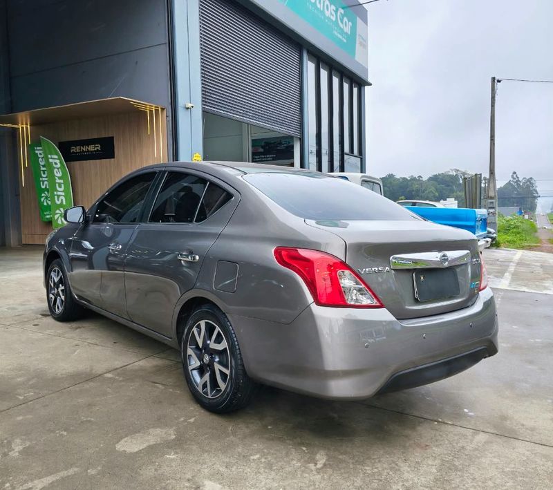 Nissan VERSA SL 1.6 16V FlexStart 2016/2017 RENNER AUTOMÓVEIS LAJEADO / Carros no Vale