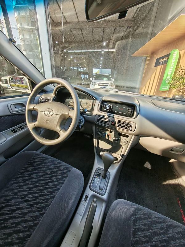 Toyota Corolla XEi 1.8/ 16V 2002/2002 RENNER AUTOMÓVEIS LAJEADO / Carros no Vale