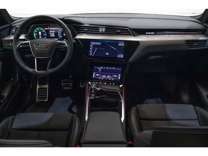 AUDI Q8 E-TRON 55 ELÉTRICO SPORTBACK PERFORMANCE BLACK QUATTRO 2023/2024 PASTORE CAR COLLECTION BENTO GONÇALVES / Carros no Vale AUDI Q8 E-TRON 55 ELÉTRICO SPORTBACK PERFORMANCE BLACK QUATTRO 2023/2024 PASTORE CAR COLLECTION BENTO GONÇALVES / Carros no Vale