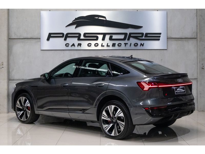 AUDI Q8 E-TRON 55 ELÉTRICO SPORTBACK PERFORMANCE BLACK QUATTRO 2023/2024 PASTORE CAR COLLECTION BENTO GONÇALVES / Carros no Vale AUDI Q8 E-TRON 55 ELÉTRICO SPORTBACK PERFORMANCE BLACK QUATTRO 2023/2024 PASTORE CAR COLLECTION BENTO GONÇALVES / Carros no Vale