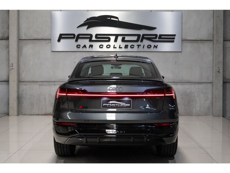 AUDI Q8 E-TRON 55 ELÉTRICO SPORTBACK PERFORMANCE BLACK QUATTRO 2023/2024 PASTORE CAR COLLECTION BENTO GONÇALVES / Carros no Vale AUDI Q8 E-TRON 55 ELÉTRICO SPORTBACK PERFORMANCE BLACK QUATTRO 2023/2024 PASTORE CAR COLLECTION BENTO GONÇALVES / Carros no Vale