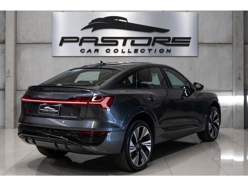 AUDI Q8 E-TRON 55 ELÉTRICO SPORTBACK PERFORMANCE BLACK QUATTRO 2023/2024 PASTORE CAR COLLECTION BENTO GONÇALVES / Carros no Vale AUDI Q8 E-TRON 55 ELÉTRICO SPORTBACK PERFORMANCE BLACK QUATTRO 2023/2024 PASTORE CAR COLLECTION BENTO GONÇALVES / Carros no Vale