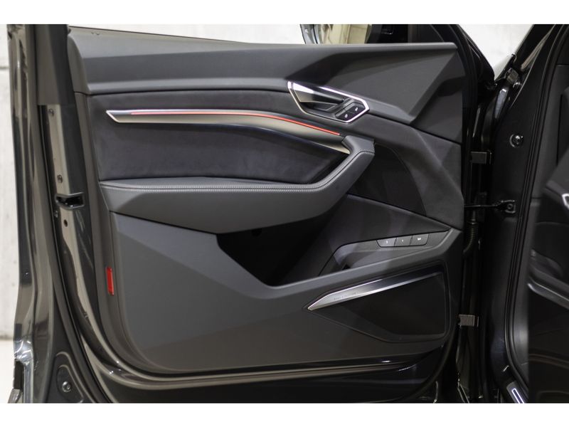 AUDI Q8 E-TRON 55 ELÉTRICO SPORTBACK PERFORMANCE BLACK QUATTRO 2023/2024 PASTORE CAR COLLECTION BENTO GONÇALVES / Carros no Vale AUDI Q8 E-TRON 55 ELÉTRICO SPORTBACK PERFORMANCE BLACK QUATTRO 2023/2024 PASTORE CAR COLLECTION BENTO GONÇALVES / Carros no Vale