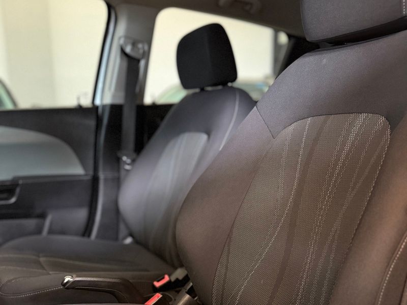CHEVROLET SONIC 1.6 LT 16V 2012/2013 LEHMEN VEÍCULOS VENÂNCIO AIRES / Carros no Vale