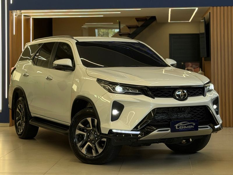 TOYOTA HILUX SW4 SRX PLAT 4X4 2.8 TB DIE 2024/2025 LEHMEN VEÍCULOS VENÂNCIO AIRES / Carros no Vale