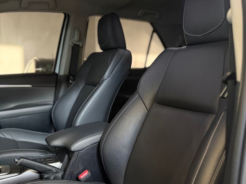 TOYOTA HILUX SW4 SRX PLAT 4X4 2.8 TB DIE 2024/2025 LEHMEN VEÍCULOS VENÂNCIO AIRES / Carros no Vale