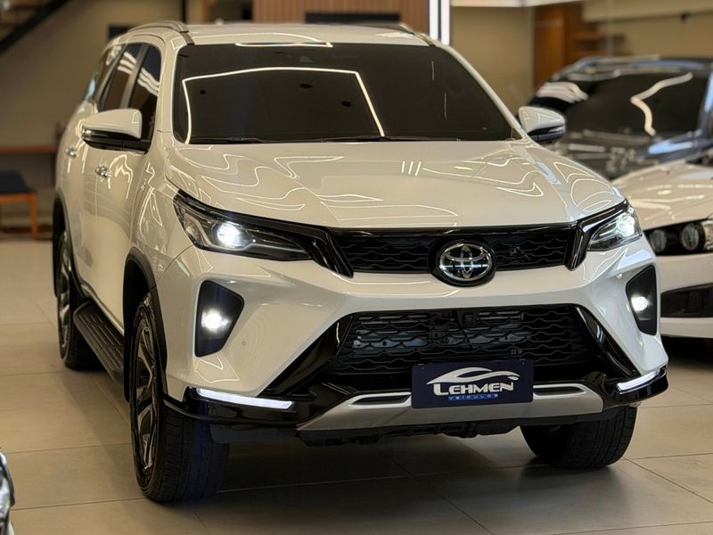 TOYOTA HILUX SW4 SRX PLAT 4X4 2.8 TB DIE 2024/2025 LEHMEN VEÍCULOS VENÂNCIO AIRES / Carros no Vale