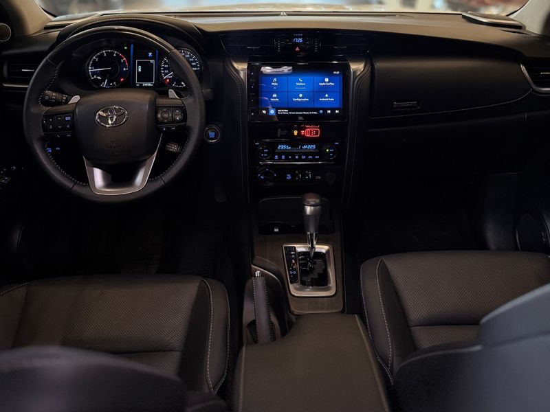 TOYOTA HILUX SW4 SRX PLAT 4X4 2.8 TB DIE 2024/2025 LEHMEN VEÍCULOS VENÂNCIO AIRES / Carros no Vale