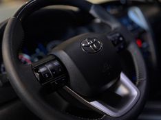 TOYOTA HILUX SW4 SRX PLAT 4X4 2.8 TB DIE 2024/2025 LEHMEN VEÍCULOS VENÂNCIO AIRES / Carros no Vale