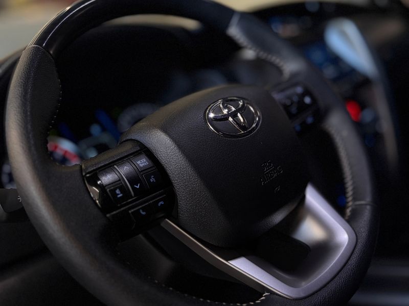 TOYOTA HILUX SW4 SRX PLAT 4X4 2.8 TB DIE 2024/2025 LEHMEN VEÍCULOS VENÂNCIO AIRES / Carros no Vale
