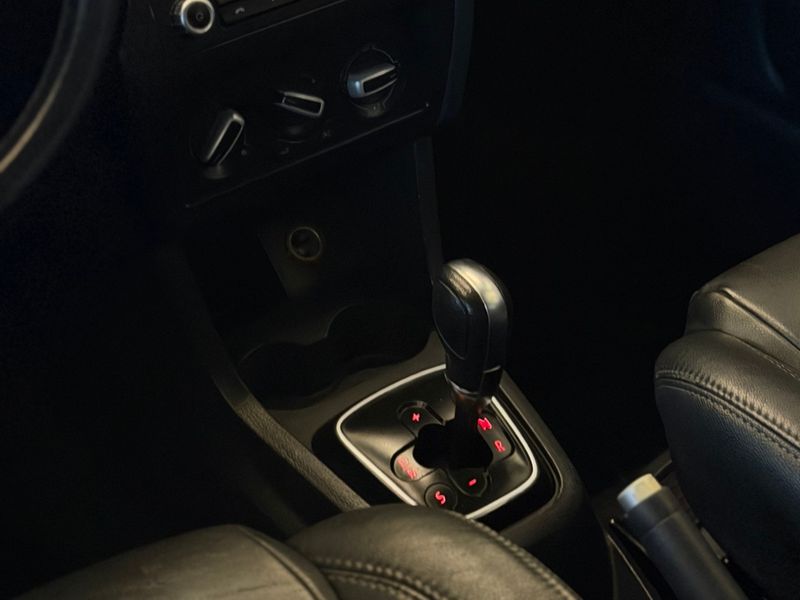VOLKSWAGEN SPACEFOX 1.6 MI TREND 8V AUTOMATIZADO 2012/2013 LEHMEN VEÍCULOS VENÂNCIO AIRES / Carros no Vale