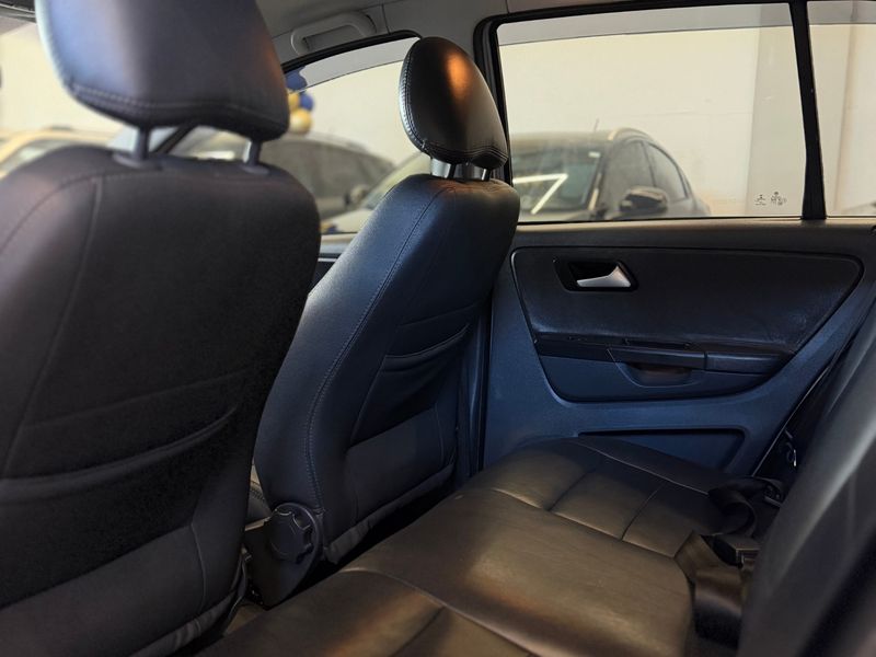 VOLKSWAGEN SPACEFOX 1.6 MI TREND 8V AUTOMATIZADO 2012/2013 LEHMEN VEÍCULOS VENÂNCIO AIRES / Carros no Vale