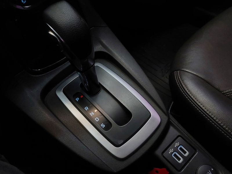 Ford FIESTA 1.6 TI-VCT FLEX TITANIUM POWERSHIFT 2017/2018 BETIOLO NOVOS E SEMINOVOS LAJEADO / Carros no Vale