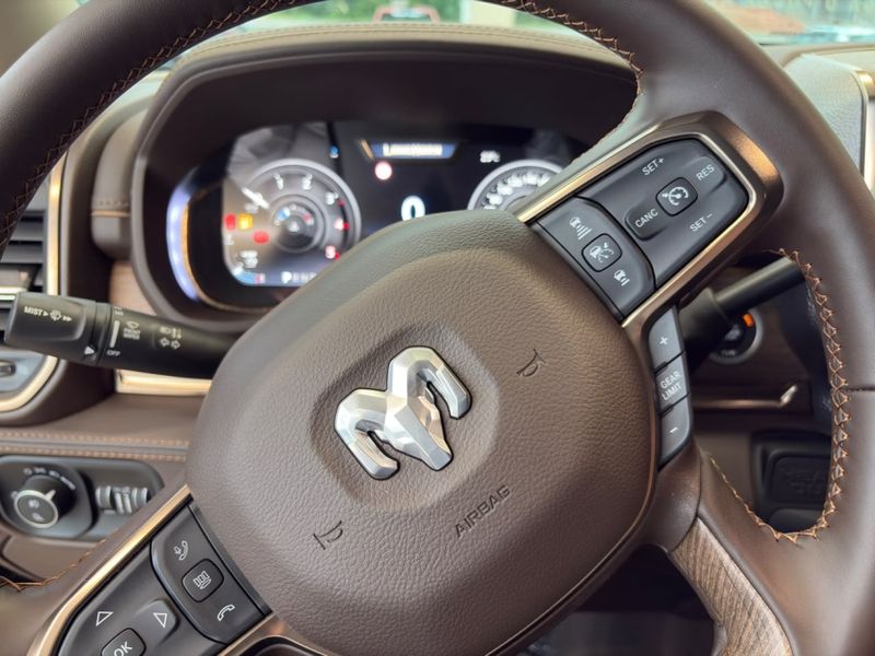 Ram 3500 6.7 I6 TURBO DIESEL LIMITED LONGHORN CD 4X4 AUTOMÁTICO 2026/2026 BETIOLO NOVOS E SEMINOVOS LAJEADO / Carros no Vale Ram 3500 6.7 I6 TURBO DIESEL LIMITED LONGHORN CD 4X4 AUTOMÁTICO 2026/2026 BETIOLO NOVOS E SEMINOVOS LAJEADO / Carros no Vale
