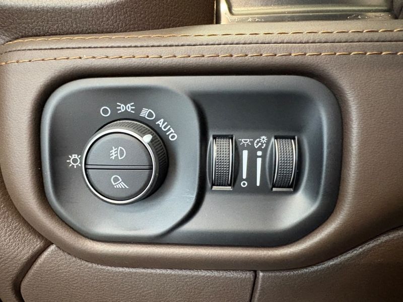 Ram 3500 6.7 I6 TURBO DIESEL LIMITED LONGHORN CD 4X4 AUTOMÁTICO 2026/2026 BETIOLO NOVOS E SEMINOVOS LAJEADO / Carros no Vale Ram 3500 6.7 I6 TURBO DIESEL LIMITED LONGHORN CD 4X4 AUTOMÁTICO 2026/2026 BETIOLO NOVOS E SEMINOVOS LAJEADO / Carros no Vale