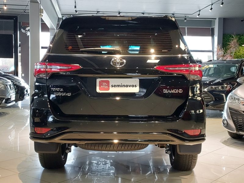 Toyota HILUX SW4 2.8 D-4D TURBO DIESEL DIAMOND 7L 4X4 AUTOMÁTICO 2024/2024 BETIOLO NOVOS E SEMINOVOS LAJEADO / Carros no Vale Toyota HILUX SW4 2.8 D-4D TURBO DIESEL DIAMOND 7L 4X4 AUTOMÁTICO 2024/2024 BETIOLO NOVOS E SEMINOVOS LAJEADO / Carros no Vale