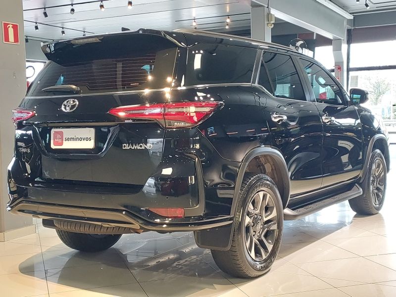 Toyota HILUX SW4 2.8 D-4D TURBO DIESEL DIAMOND 7L 4X4 AUTOMÁTICO 2024/2024 BETIOLO NOVOS E SEMINOVOS LAJEADO / Carros no Vale Toyota HILUX SW4 2.8 D-4D TURBO DIESEL DIAMOND 7L 4X4 AUTOMÁTICO 2024/2024 BETIOLO NOVOS E SEMINOVOS LAJEADO / Carros no Vale