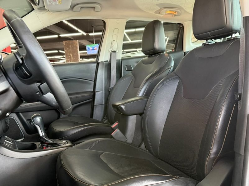 JEEP COMPASS 2.0 16V FLEX LONGITUDE AUTOMÁTICO 2017/2018 CASTELLAN E TOMAZONI MOTORS CAXIAS DO SUL / Carros no Vale JEEP COMPASS 2.0 16V FLEX LONGITUDE AUTOMÁTICO 2017/2018 CASTELLAN E TOMAZONI MOTORS CAXIAS DO SUL / Carros no Vale