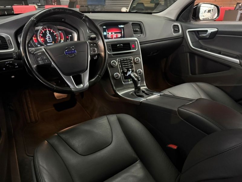 Volvo V60 2.0 T5 MOMENTUM TURBO GASOLINA 4P AUTOMÁTICO 2016/2016 CASTELLAN E TOMAZONI MOTORS CAXIAS DO SUL / Carros no Vale