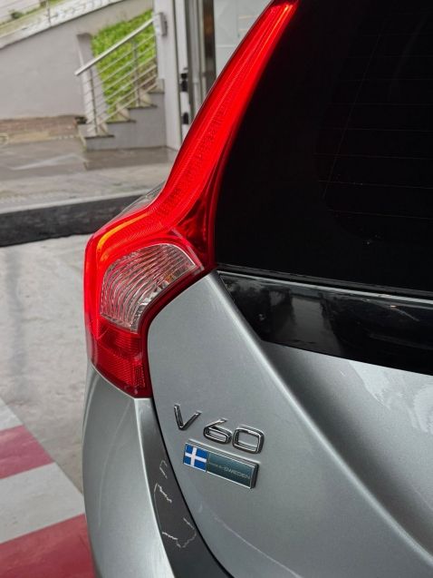 Volvo V60 2.0 T5 MOMENTUM TURBO GASOLINA 4P AUTOMÁTICO 2016/2016 CASTELLAN E TOMAZONI MOTORS CAXIAS DO SUL / Carros no Vale