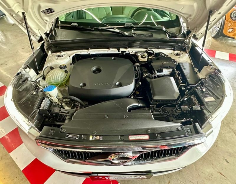 Volvo XC40 2.0 T4 GASOLINA MOMENTUM GEARTRONIC 2020/2020 CASTELLAN E TOMAZONI MOTORS CAXIAS DO SUL / Carros no Vale