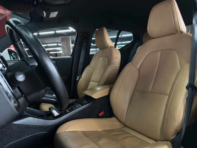 Volvo XC40 2.0 T5 GASOLINA MOMENTUM AWD GEARTRONIC 2020/2020 CASTELLAN E TOMAZONI MOTORS CAXIAS DO SUL / Carros no Vale Volvo XC40 2.0 T5 GASOLINA MOMENTUM AWD GEARTRONIC 2020/2020 CASTELLAN E TOMAZONI MOTORS CAXIAS DO SUL / Carros no Vale