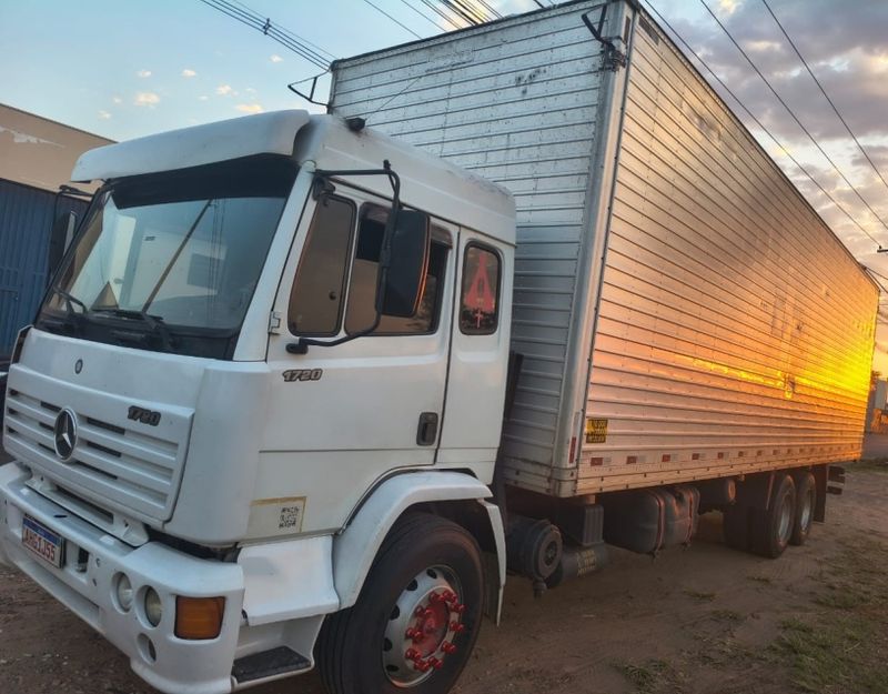 Mercedes-Benz 1720 MB 1720 3-Eixos Baú 2003/2003 CAMINHÕES & CAMIONETAS PASSO FUNDO / Carros no Vale