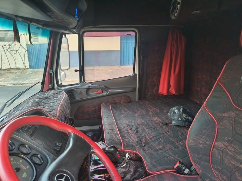 Mercedes-Benz 1720 MB 1720 3-Eixos Baú 2003/2003 CAMINHÕES & CAMIONETAS PASSO FUNDO / Carros no Vale