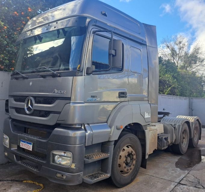 Mercedes-Benz Axor 2644 S/LS 6×4 2013/2013 CAMINHÕES & CAMIONETAS PASSO FUNDO / Carros no Vale Mercedes-Benz Axor 2644 S/LS 6×4 2013/2013 CAMINHÕES & CAMIONETAS PASSO FUNDO / Carros no Vale