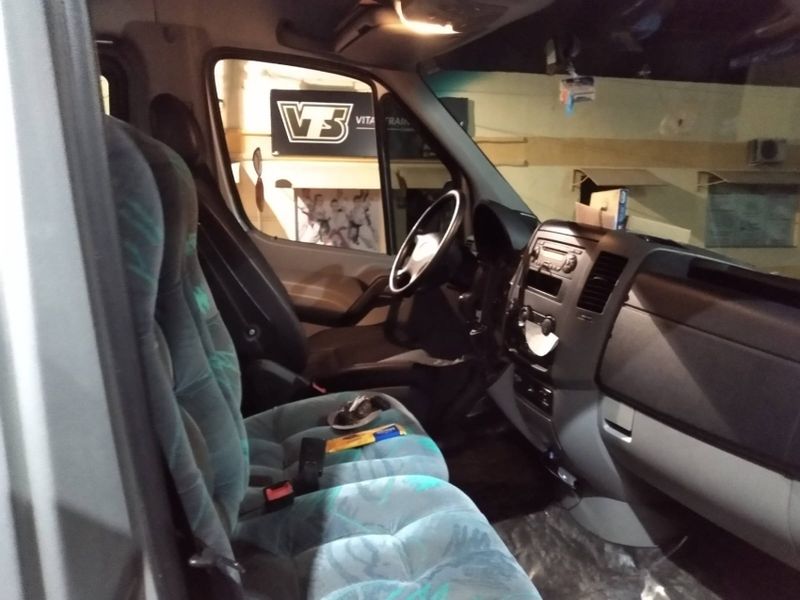 Mercedes-Benz SPRINTER 2.2 415 CDI VAN 16 LUGARES TETO ALTO 16V BI-TURBO DIESEL MANUAL 2013/2013 CAMINHÕES & CAMIONETAS PASSO FUNDO / Carros no Vale