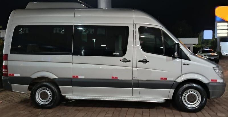 Mercedes-Benz SPRINTER 2.2 415 CDI VAN 16 LUGARES TETO ALTO 16V BI-TURBO DIESEL MANUAL 2013/2013 CAMINHÕES & CAMIONETAS PASSO FUNDO / Carros no Vale