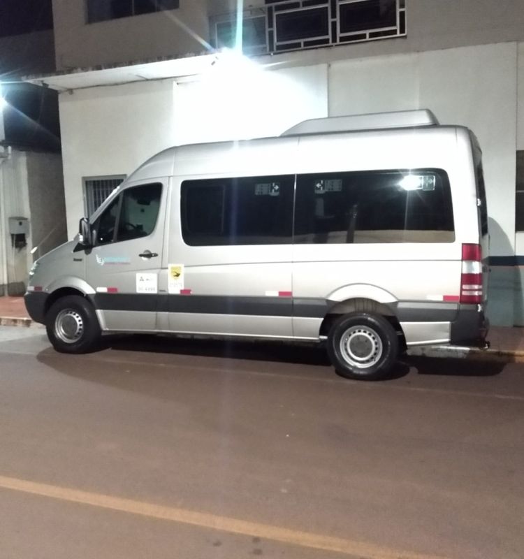 Mercedes-Benz SPRINTER 2.2 415 CDI VAN 16 LUGARES TETO ALTO 16V BI-TURBO DIESEL MANUAL 2013/2013 CAMINHÕES & CAMIONETAS PASSO FUNDO / Carros no Vale