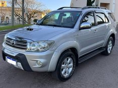 Toyota HILUX SW4 3.0 SRV 4X4 7 LUGARES 16V TURBO INTERCOOLER DIESEL 4P AUTOMÁTICO 2010/2010 CAMINHÕES & CAMIONETAS PASSO FUNDO / Carros no Vale