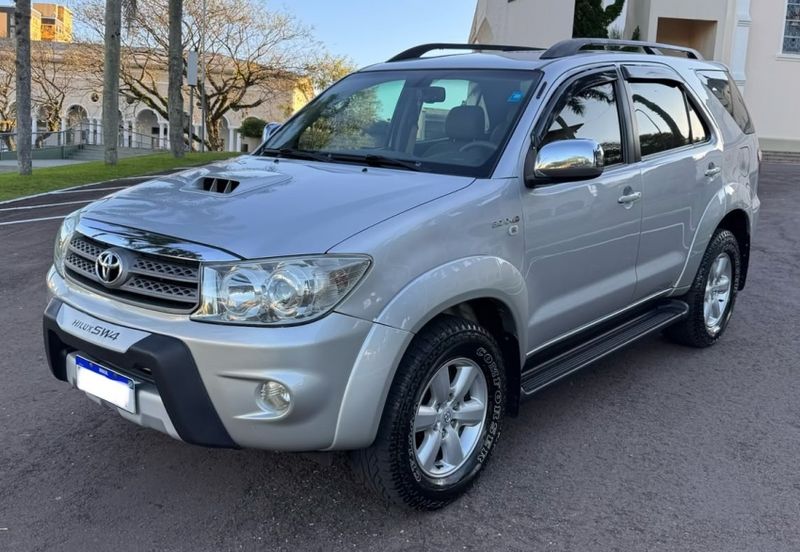Toyota HILUX SW4 3.0 SRV 4X4 7 LUGARES 16V TURBO INTERCOOLER DIESEL 4P AUTOMÁTICO 2010/2010 CAMINHÕES & CAMIONETAS PASSO FUNDO / Carros no Vale