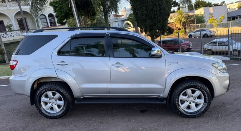 Toyota HILUX SW4 3.0 SRV 4X4 7 LUGARES 16V TURBO INTERCOOLER DIESEL 4P AUTOMÁTICO 2010/2010 CAMINHÕES & CAMIONETAS PASSO FUNDO / Carros no Vale