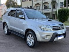 Toyota HILUX SW4 3.0 SRV 4X4 7 LUGARES 16V TURBO INTERCOOLER DIESEL 4P AUTOMÁTICO 2010/2010 CAMINHÕES & CAMIONETAS PASSO FUNDO / Carros no Vale